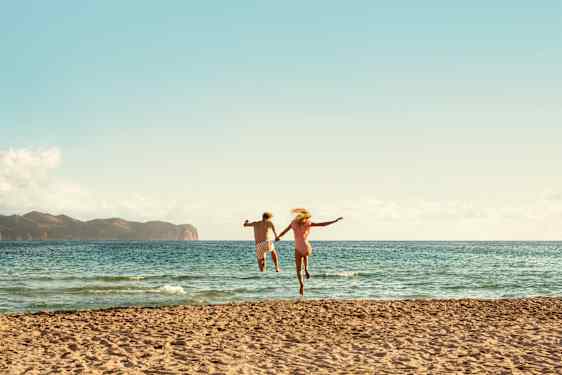 Par hoppar på strand
