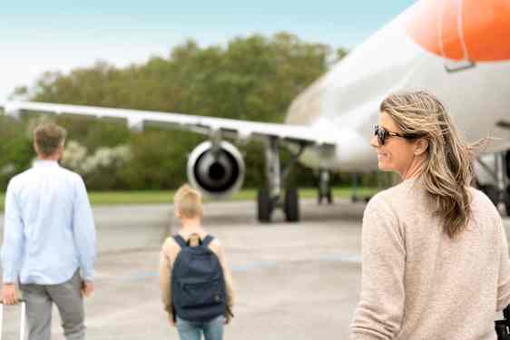 Familj påväg mot flygplan